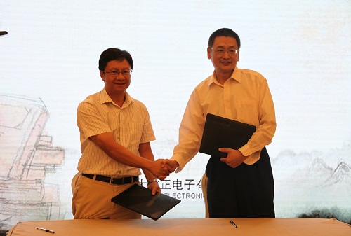 方正電子總裁楊斌（左）、國(guó)家開放大學(xué)出版?zhèn)髅郊瘓F(tuán)總編輯、中央廣播電視大學(xué)出版社總編輯任巖（右）代表雙方簽約.jpg