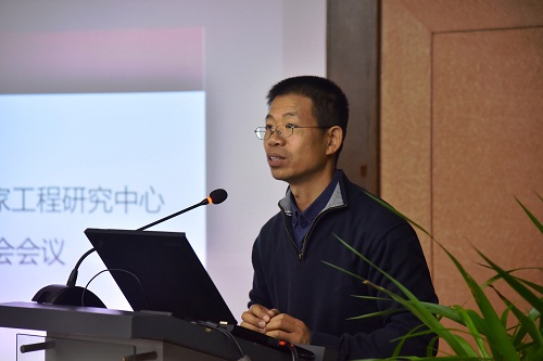 計(jì)算機(jī)所所長(zhǎng)、中心主任郭宗明做研究中心的總體工作匯報(bào).jpg